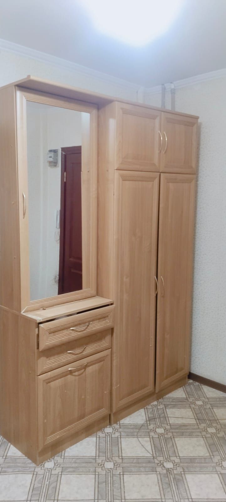Шкаф в прихожую с зеркалом