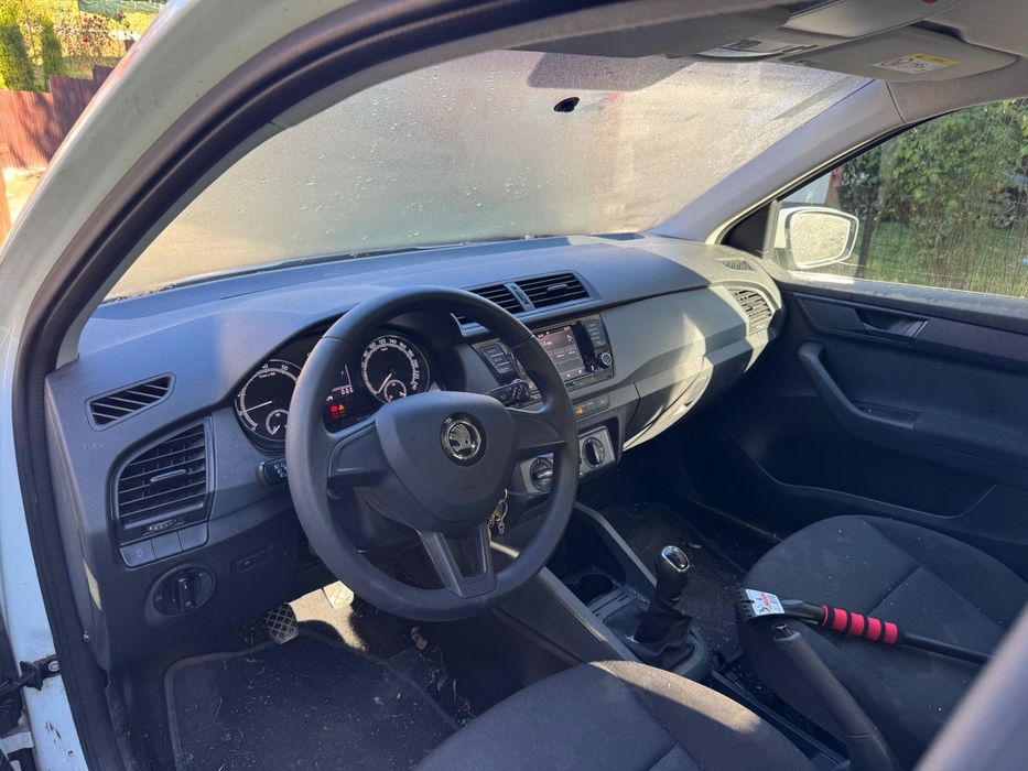 Vand SKODA FABIA 3 facelift 999benzina 2018 usor avariat 4600e Fix