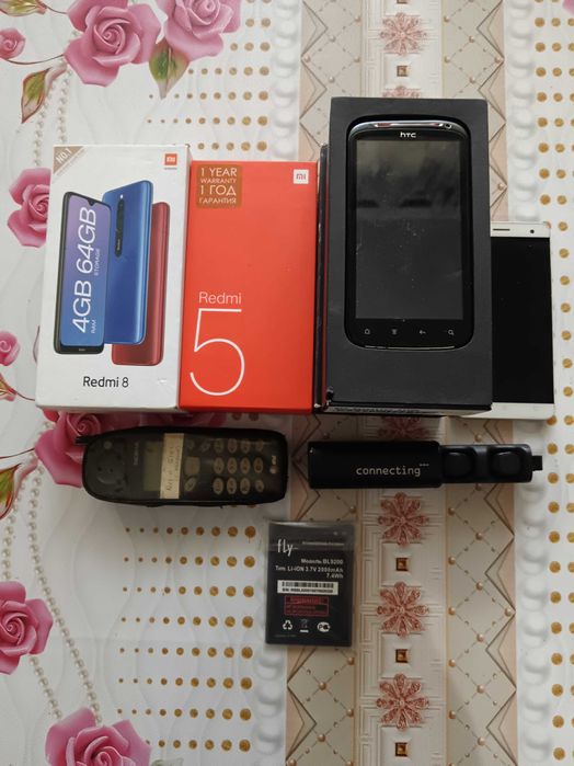 2 коробки редми телефоны, наушники, аккумулятор на запчасти