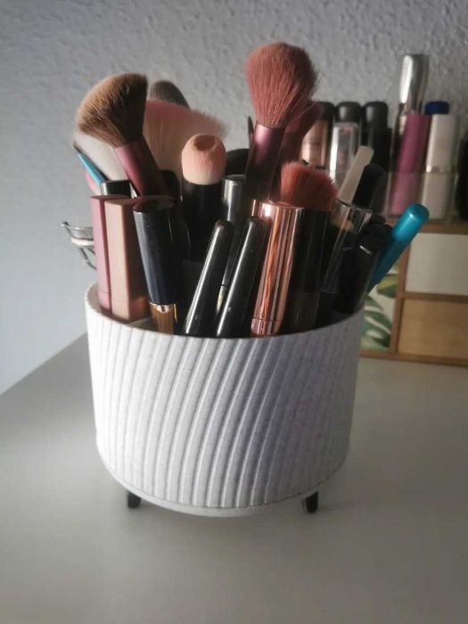 Suport rotativ pentru pensule și produse cosmetice