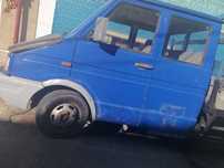 Iveco Daily model 96 albastra înscrisă pe România basculabila