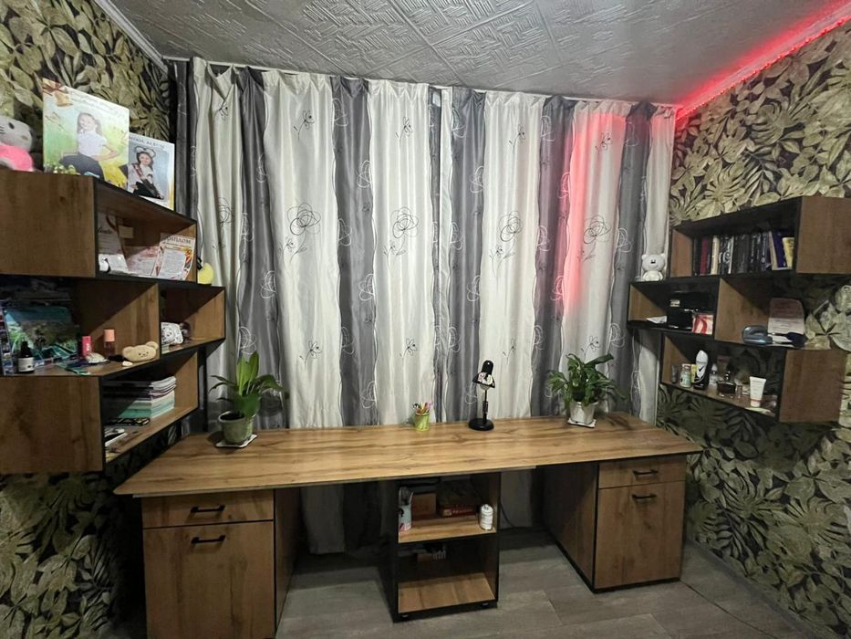 Просторный рабочий стол с полками — идеальное решение для дома или офи