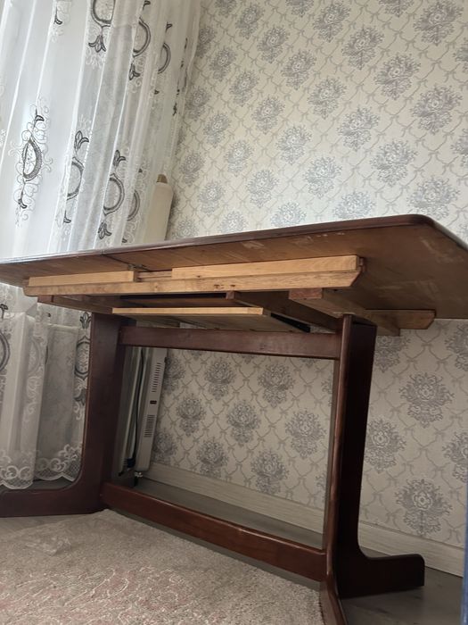 Стол для гостинной