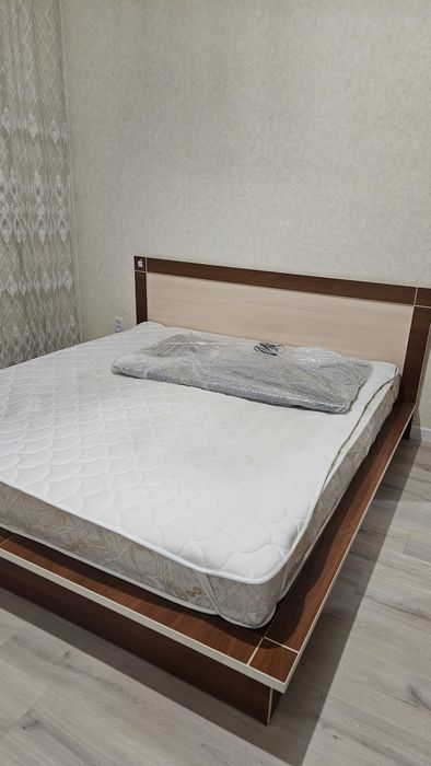 Двухспальная кровать с матрасом