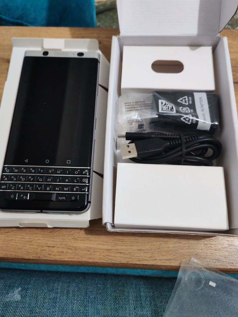 Продаётся новый Blackberry Key one, IMEI не зарегистрирован