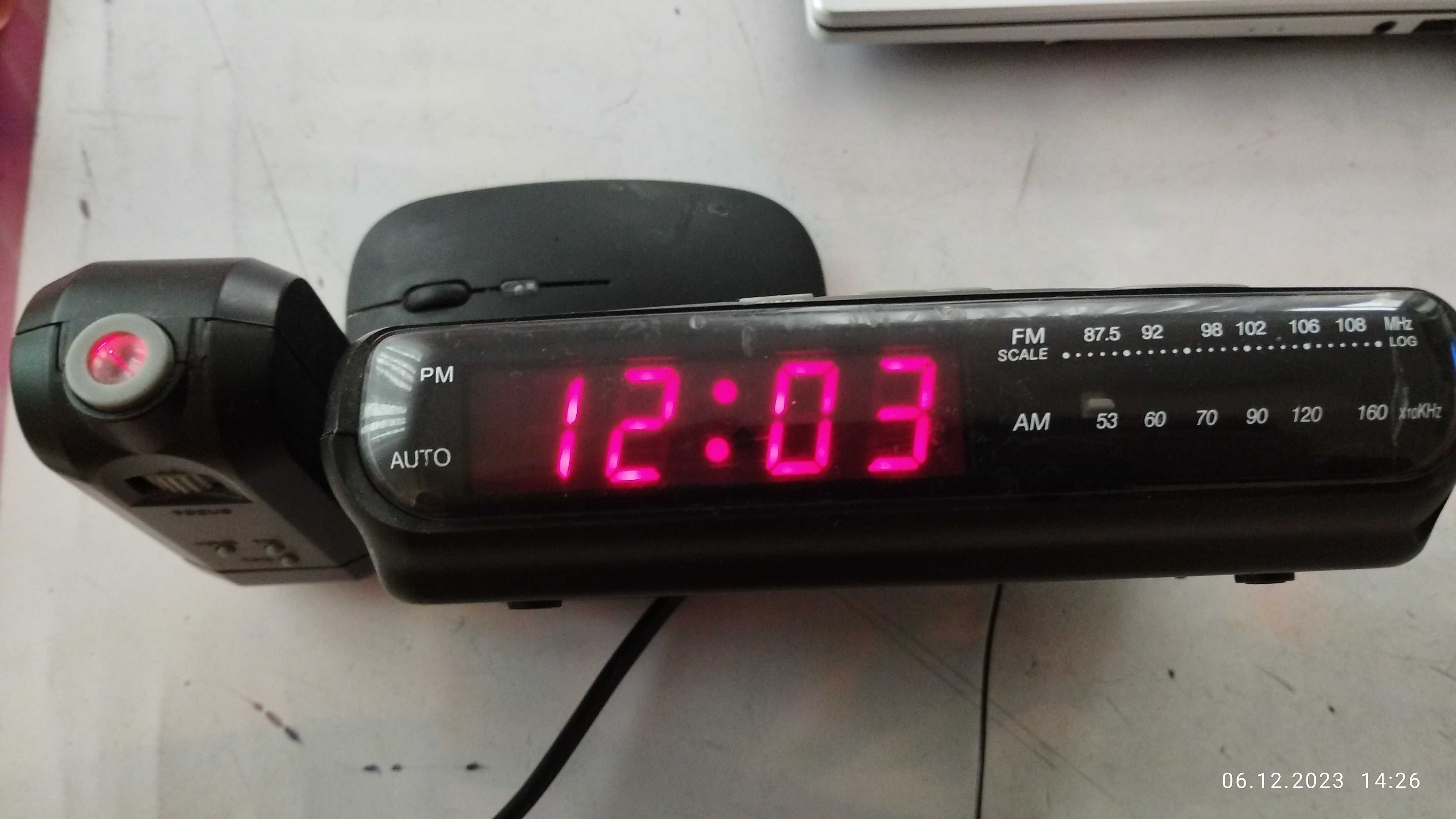 електронен часовник насстолен с холограма