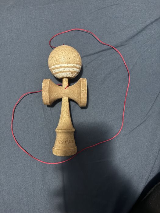 Kendama lotus  si europa