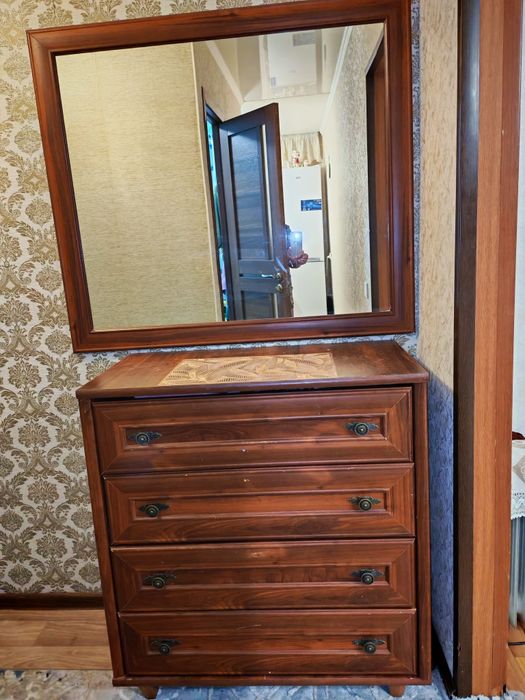 Продам комод с зеркалом б/у в среднем состоянии.