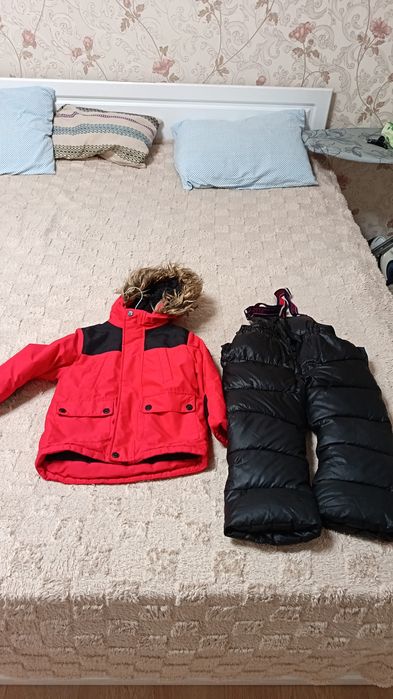 Пухавик детски с камбинизонам, на 3-4 года, в отличном состояние прода