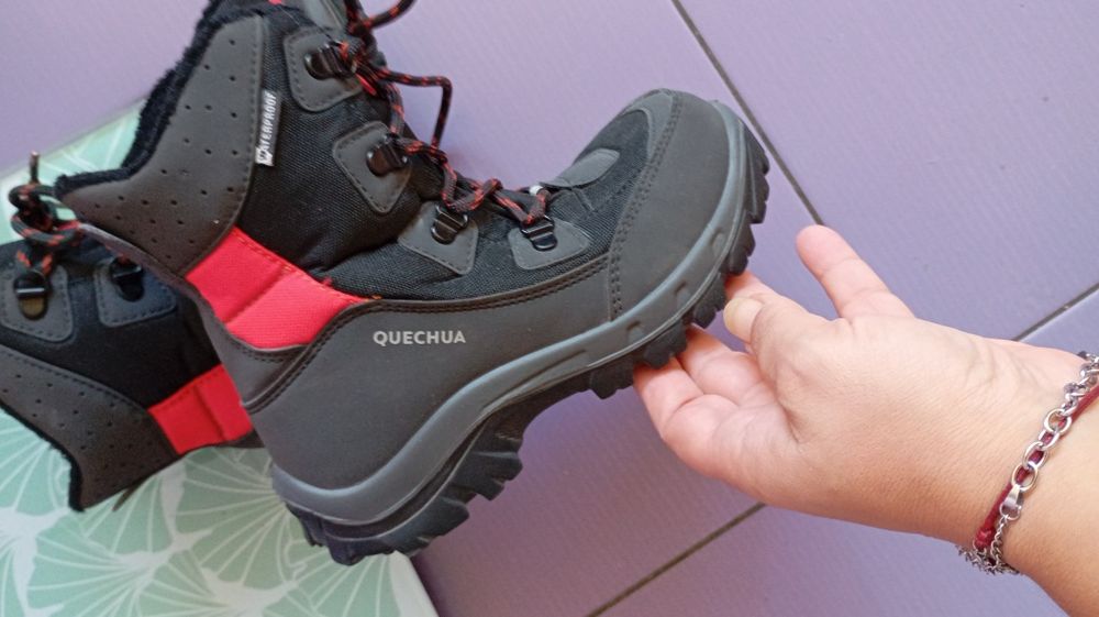 Подаряват се детски ботуши