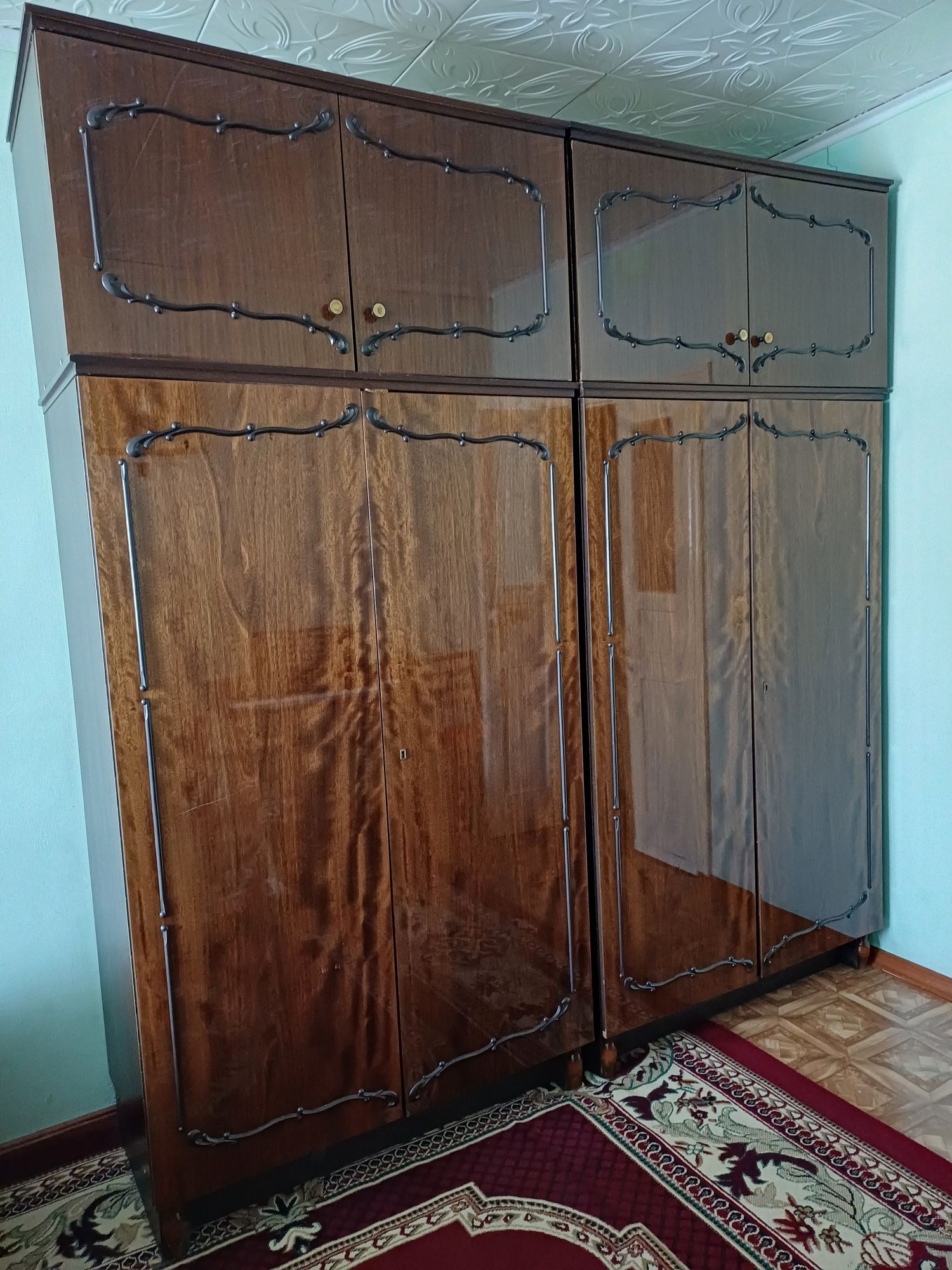 Шкафы с антресолью и две тумбочки