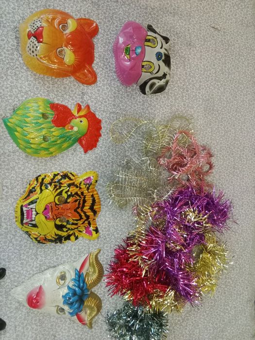 Новогодние маски и дождик