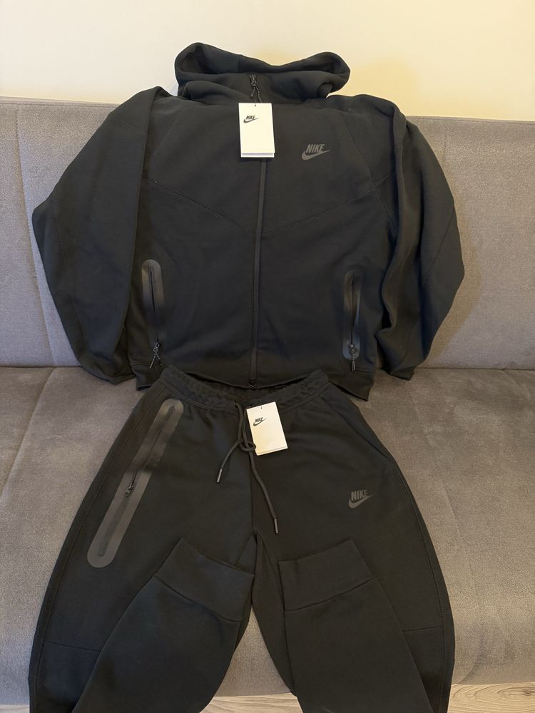 Trening Nike Tech Fleece - Mărimea M - Nou, Nepurtat
