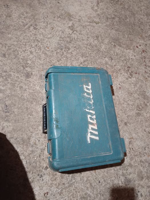 Makita.  6271 D. .
