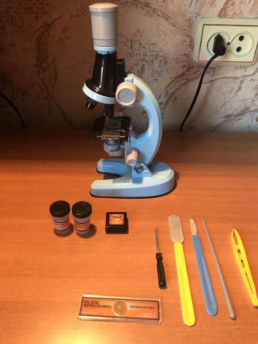 Продам детскую развивающую игрушку микроскоп