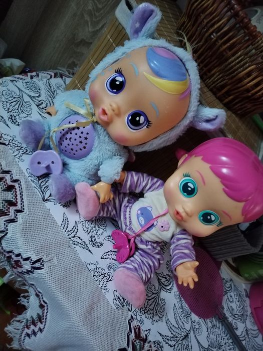 Vind 2 păpuși Cry Beby