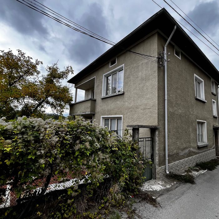 Двуетажна къща 160кв.м + двор 1200кв. м