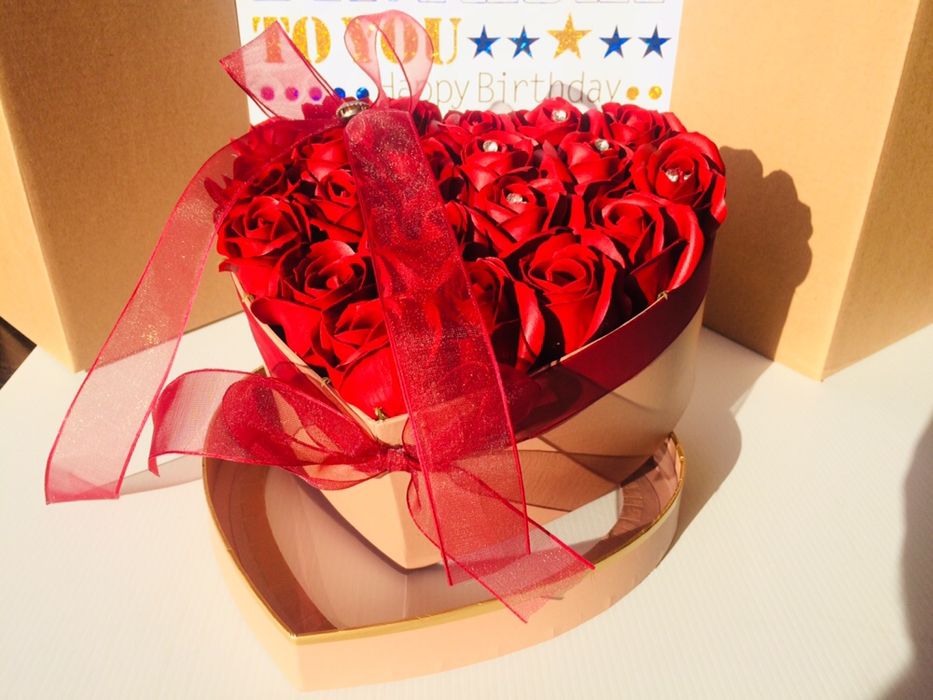 cutie cu trandafiri de sapun 21 de bucati 120lei