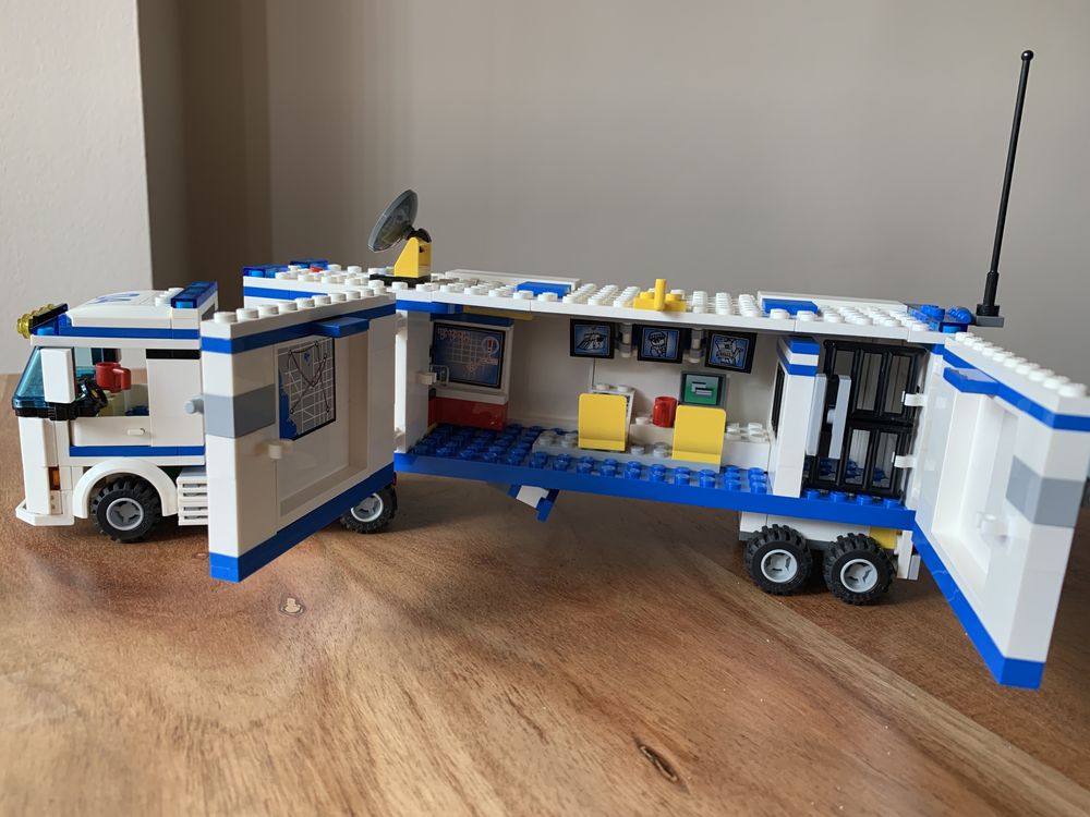 Lego City 60044 - Мобилен полицейски център