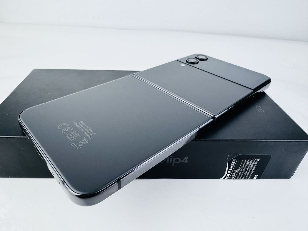 КАТО НОВ! Samsung Galaxy Z Flip 4 5G 128GB 8RAM Graphite Гаранция!