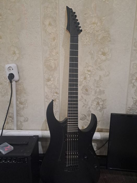 Продам электрогитару Ibanez с комбиком и педалью