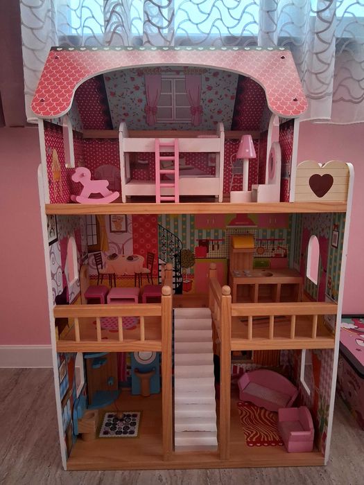 Дървена къща за кукли