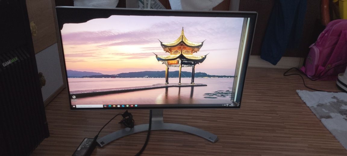 Монитор LG 27" с повредена матрица