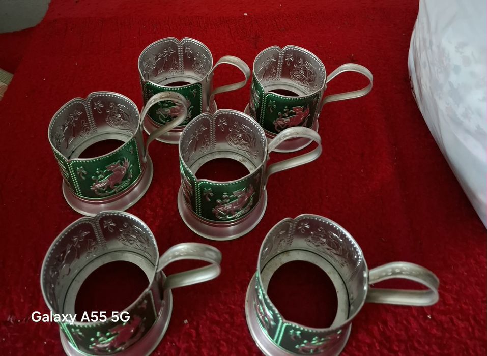 Suporturi din aluminiu pentru pahare.