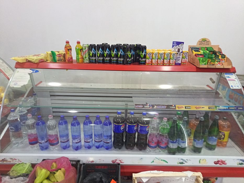 Magazin un vitrina xaladelnik sotiladi xolati yaxshi narxi 5mln