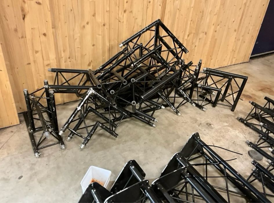 Професионална Модулна Сцена – 16 кв.м + Тръс Конструкция (Комплект)