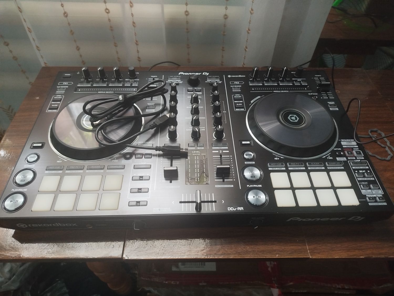 Dj kontroler pult