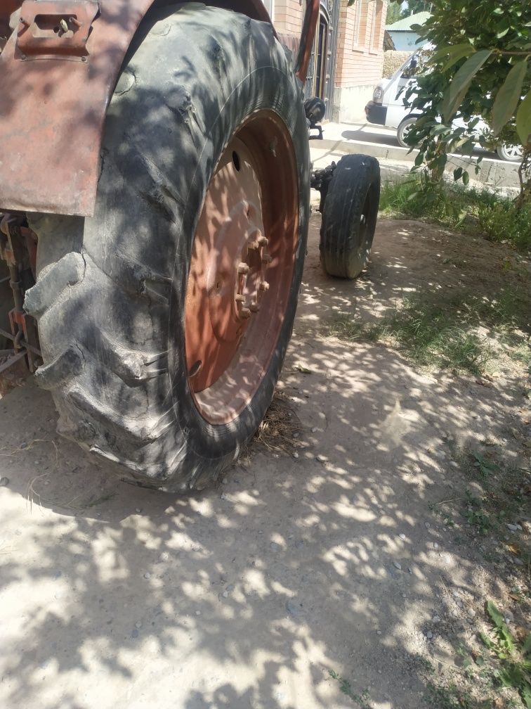 Tarktor 40 sotiladi