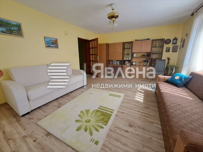 Многофамилна Къща на три етажа в квартал Виница