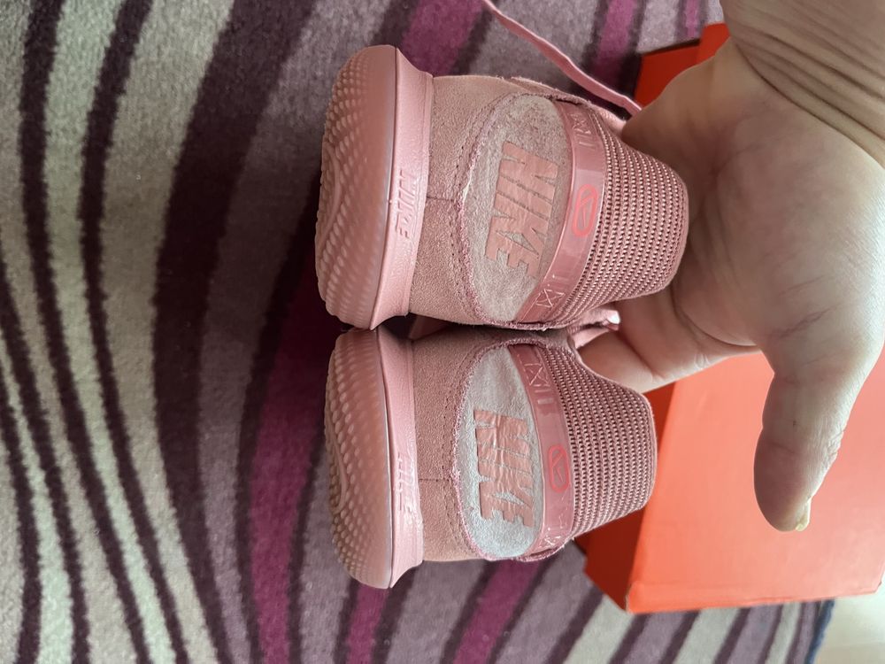 Nike маратонки.