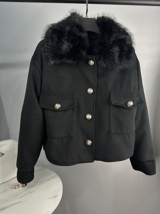 Късо палто с пухена яка два цвята