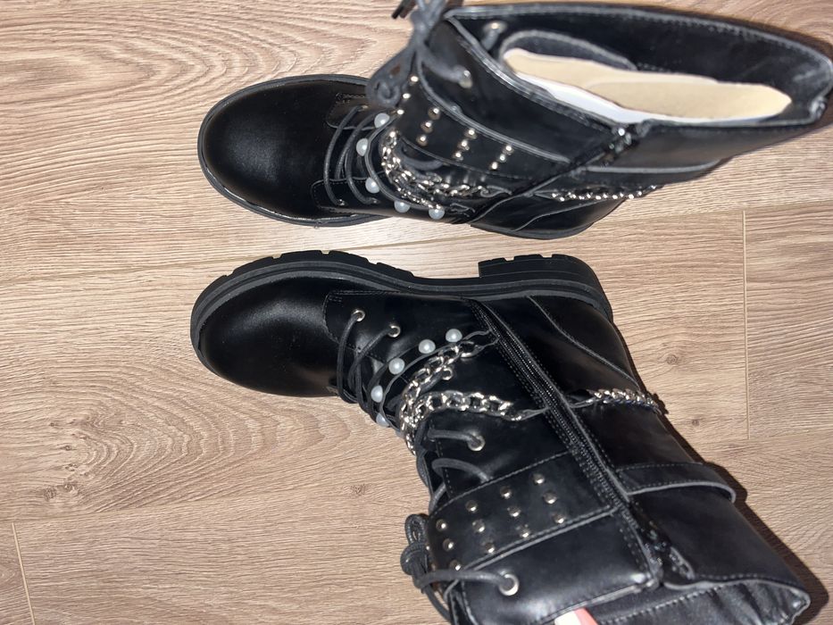 Bocanci cu lant si inchizatoare pe lateral