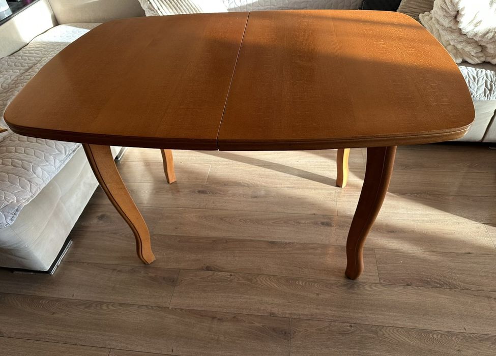 Трапезна маса разтягаща се