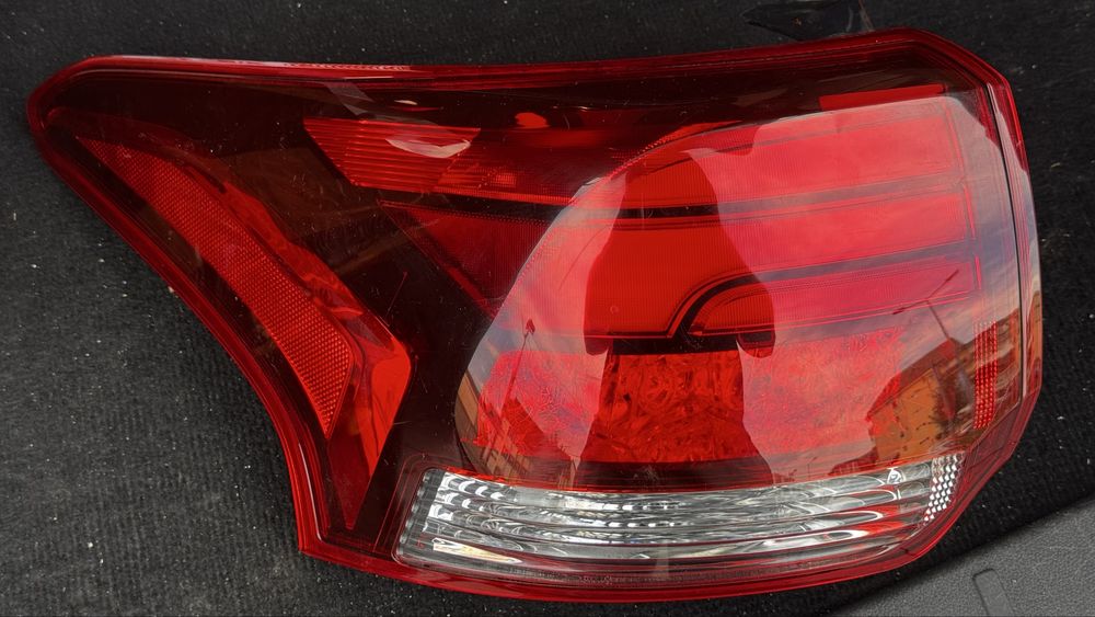 Lampa spate stanga mitsubisi outlander phev original .