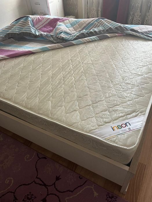 Продам 2-х спальную кровать с матрасом