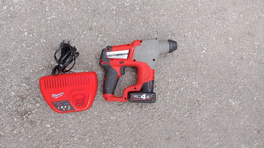 Акумулаторен безчетков перфоратор Milwaukee m12