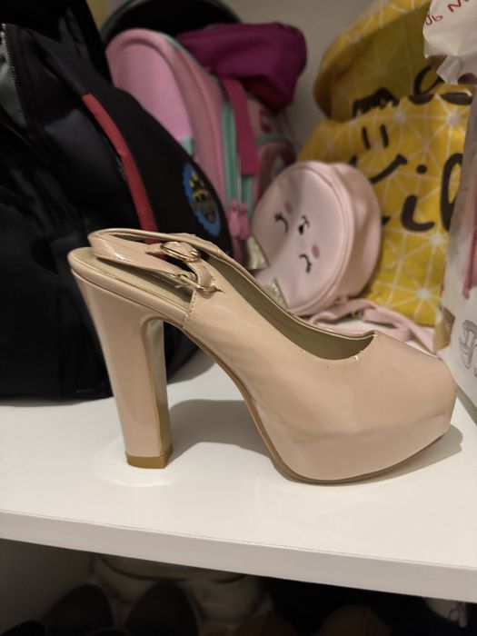 Новые туфельки с каблуком на лето 33-35 размер