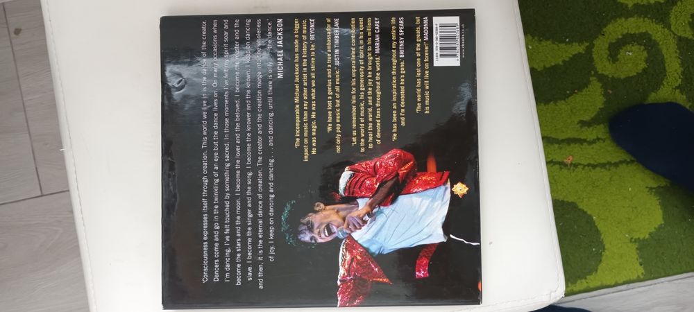 Vând carte Michael Jackson