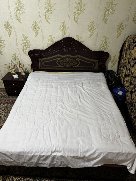 Кровать ва тримо сотилади