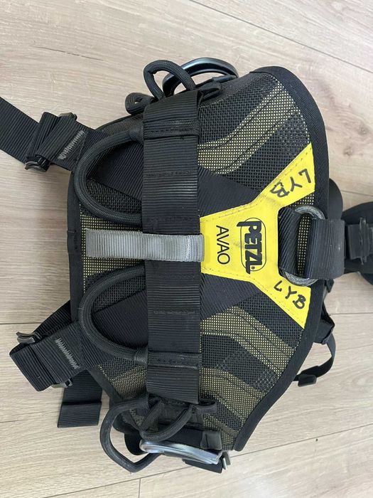 Сбруя Petzl AVAO и каска Petzl Vertex Vent