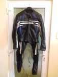 Vand costum  si manusi moto second hand.