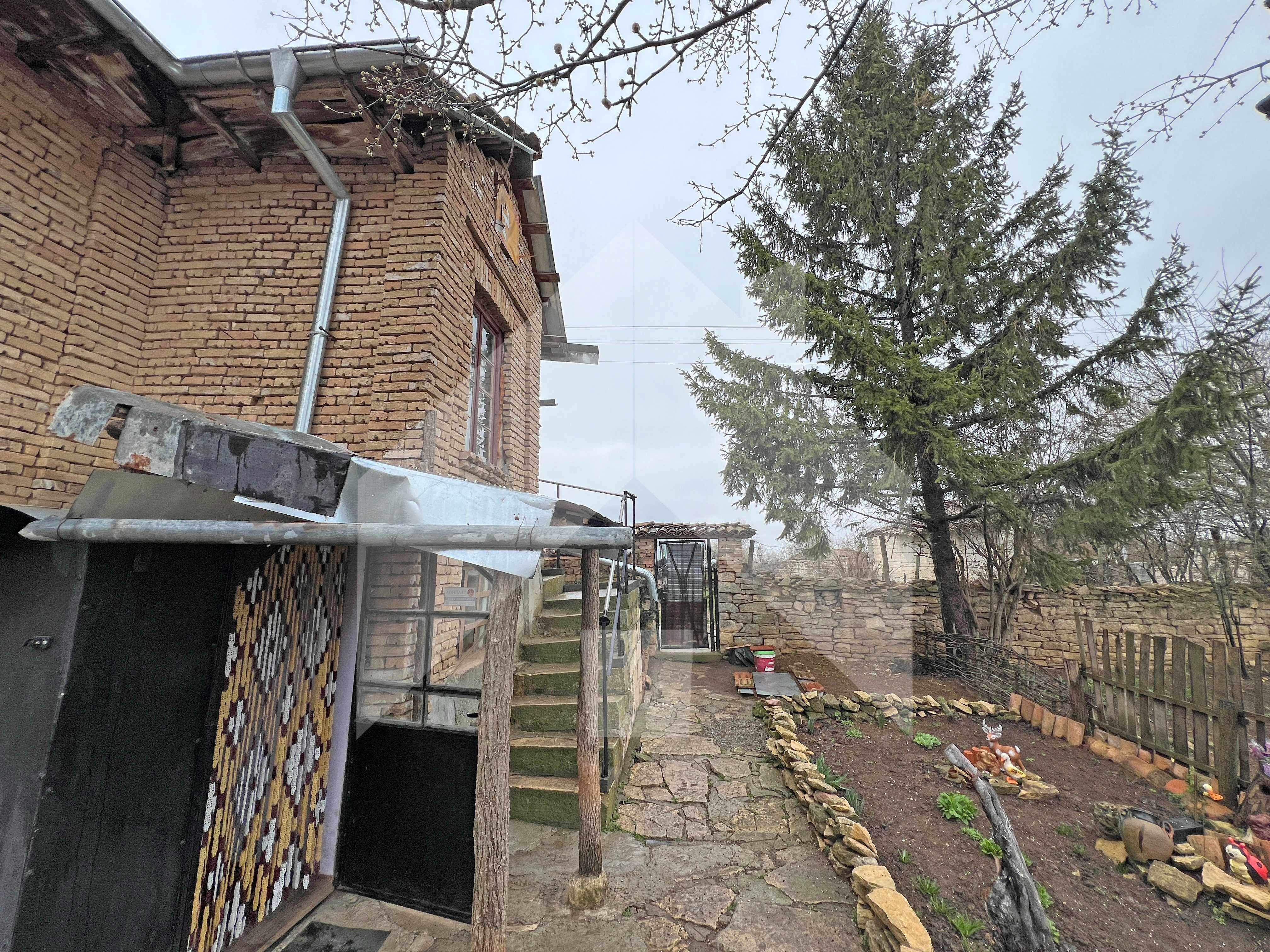 Продава запазена, селска къща с кладенец в село на 10 мин от града.