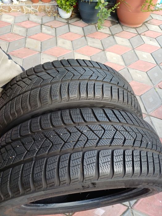 Vând 2 anvelope de iarna 225 55 r17 PIRELLI din 2023 rulate max 500 km