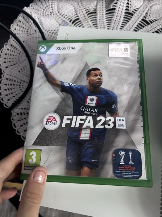 Xbox one cu 2 controllere si un fifa 23