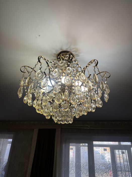 Продам люстры в зал и кухню