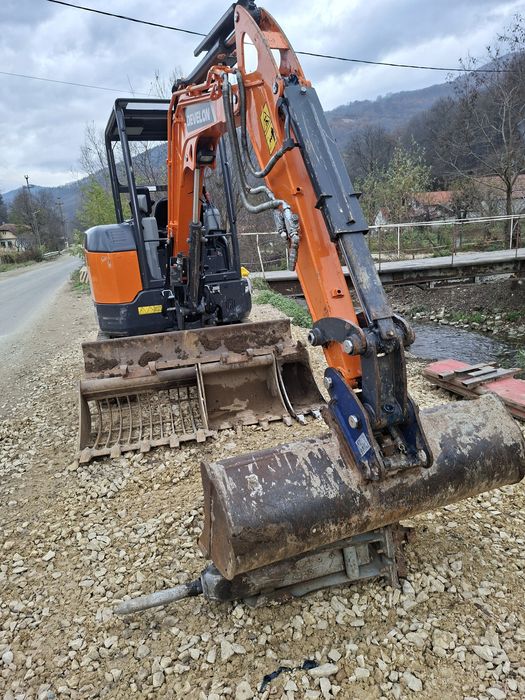 De inchiriat excavator